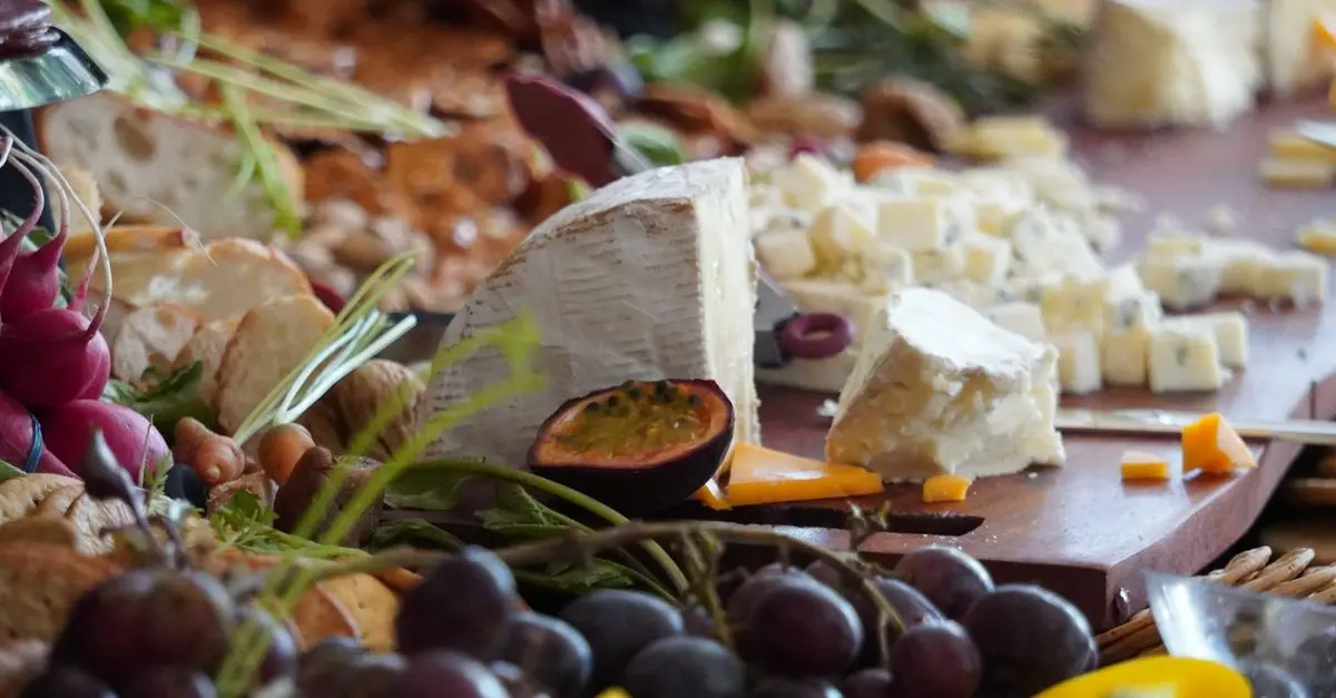 Tout savoir sur les fromages à pâte pressée : variétés et caractéristiques