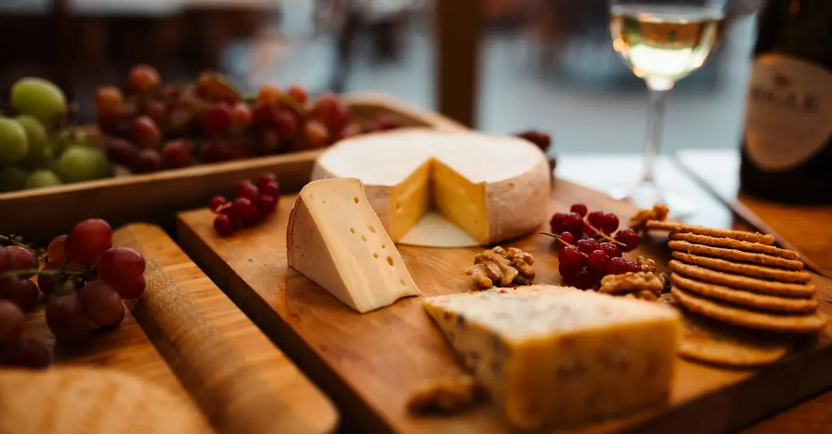 Encyclopédie des fromages : du lait au plateau