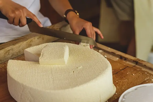 Les fromages au lait cru : bienfaits et risques à connaître