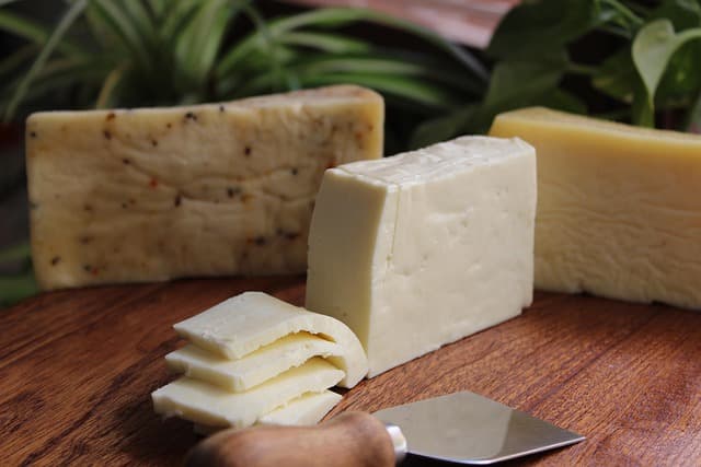 Les fromages artisanaux : histoire et secrets à découvrir